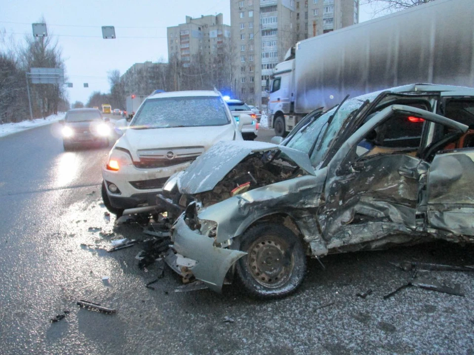 Водитель одной из иномарок получил смертельные травмы.