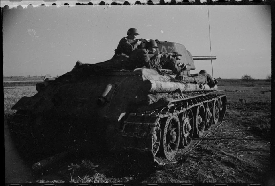 «Танковый десант на броне танка Т-34» автор фото В. П. Гребнев, Федеральное государственное бюджетное учреждение культуры «Государственный исторический музей» источник Госкаталог РФ