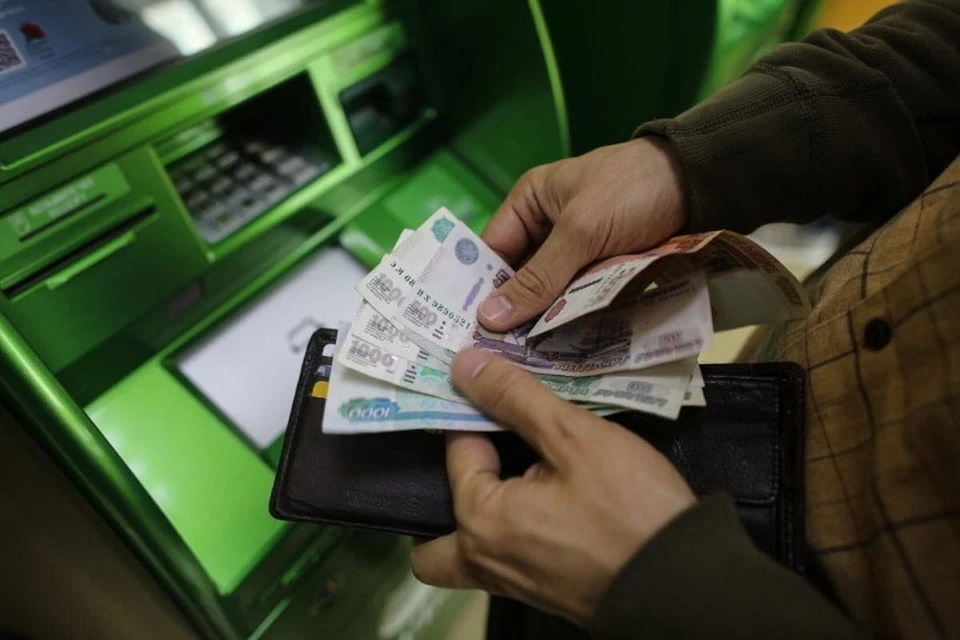 С помощью налоговых вычетов можно уменьшить сумму налога на доходы физических лиц, удерживаемого из зарплаты. Фото: Минтруда ДНР