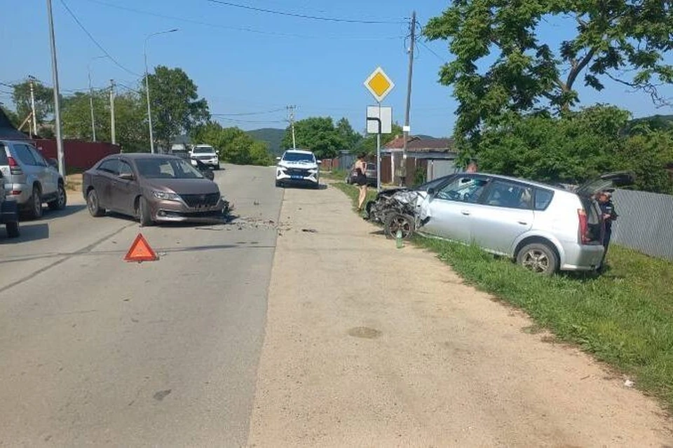 В поселке Ливадия 35-летний водитель Toyota Allion выехал на встречную полосу и столкнулся с Toyota Opa. Фото: полиция Приморья