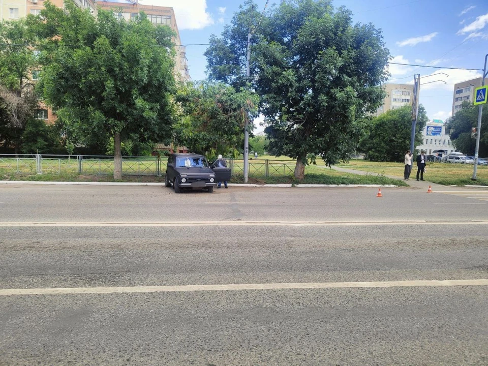 Водитель автомобиля «Лада Нива» ехал со стороны улицы Родимцева и не справился с управлением.