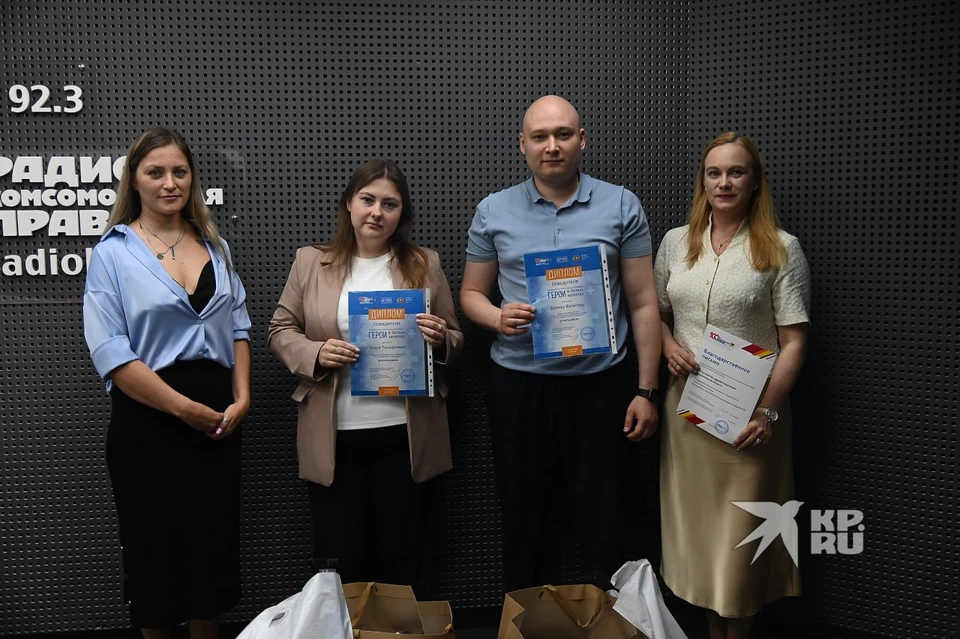 Редактор Екатерина Удилова (слева), Ольга Тимофеева, занявшая второе место, «бронзовый» призёр фотоконкурса Денис Валитов и представитель областного Минздрава Елена Малявина