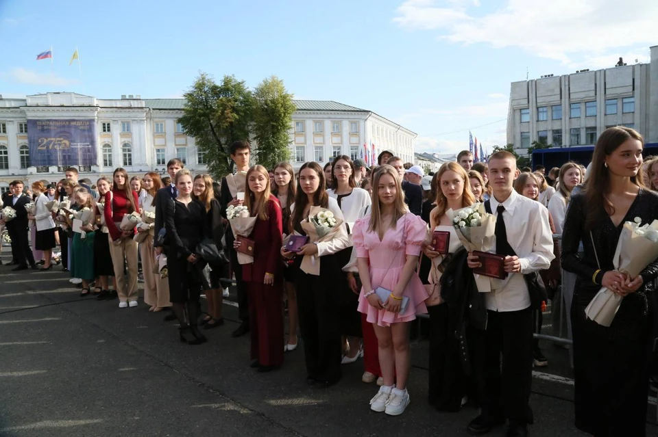 Выпускников поздравляли на Советской площади в Ярославле.