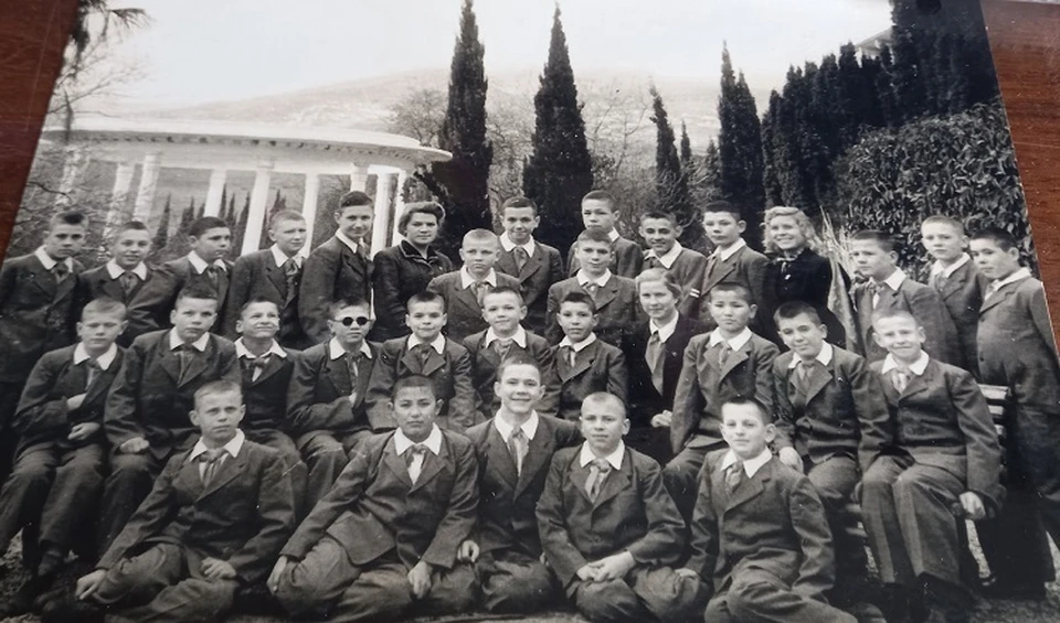 1956 год. Воспитанники лагеря с вожатыми. Фото из архива Юрия Коржова.