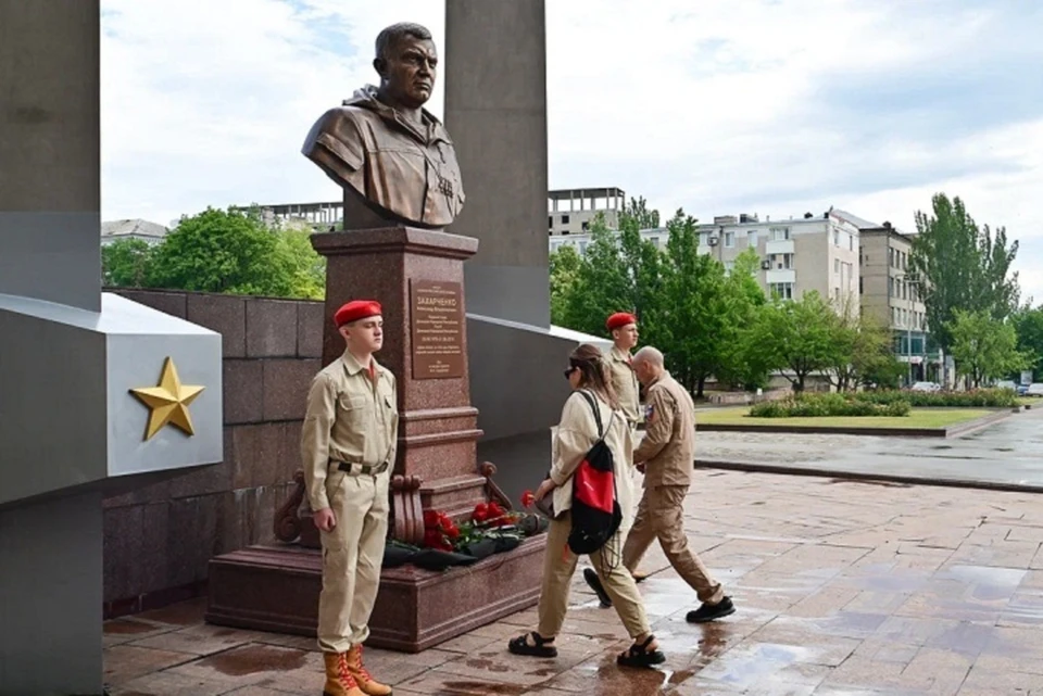 В Донецке жители возложили цветы к бюсту Александру Захарченко. Фото: ЕР ДНР