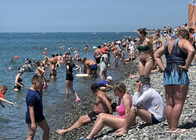 Все места в тени уже проданы! Пляжи в Сочи, где торгуют зонтами впридачу к лежакам, переполнены отдыхающими