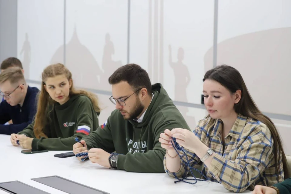 На площадке «Единой России» волонтеры сплели тактические браслеты для поддержки наших солдат.