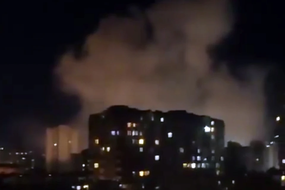 На кадрах, опубликованных в сети, виднеется большое облако дыма