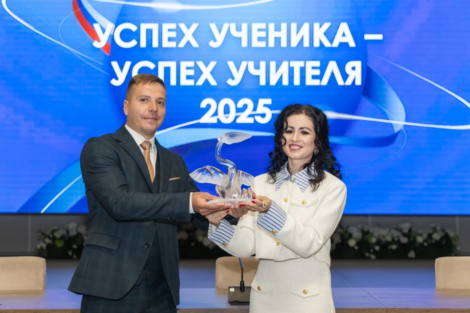 Статуэтку «Хрустального пеликана» Александре Иванищевой передал победитель прошлого года Станислав Соболев.
