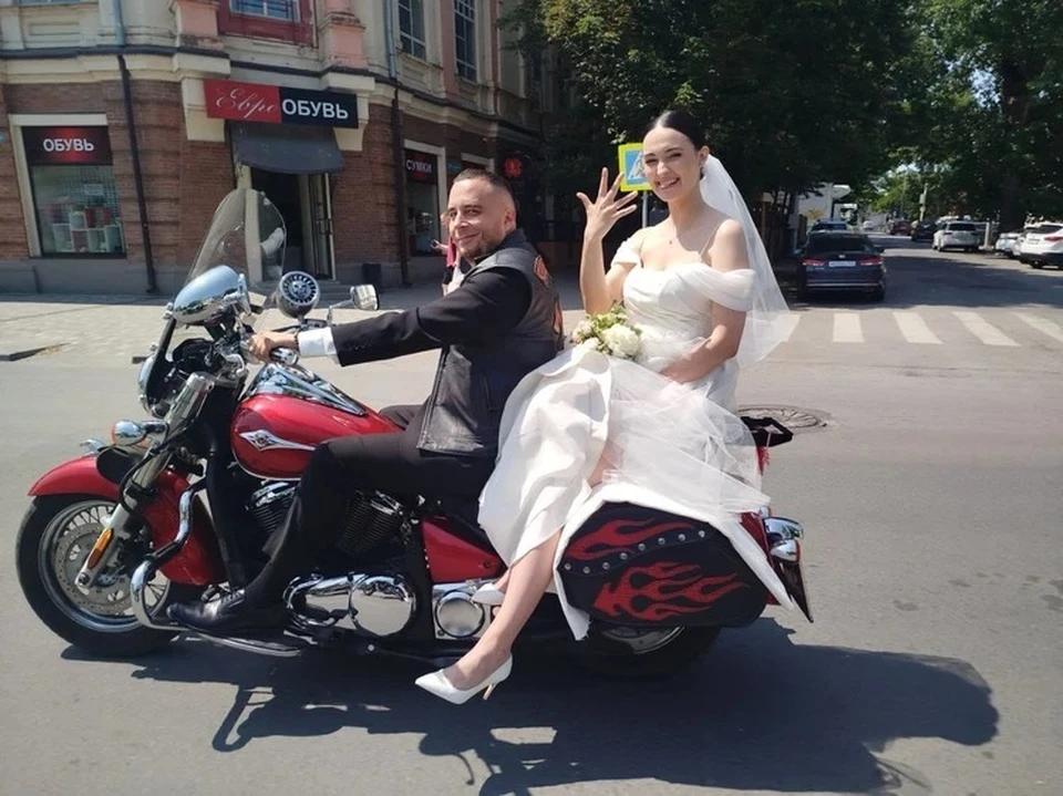 Молодожены привлекли много внимания на улице. Фото: предоставлено героями публикации "КП-Ростов-на-Дону"