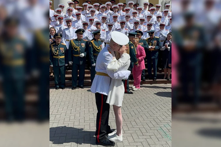 Выпускник Пермского суворовского училища сделал предложение на торжественном вручении аттестатов