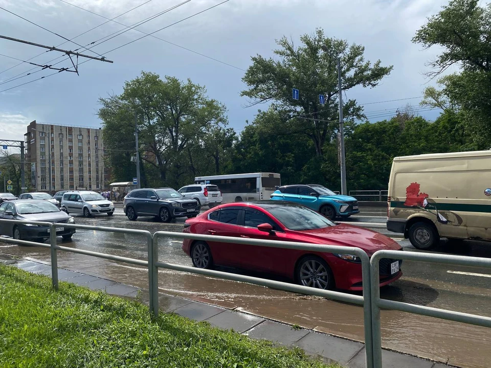 Московское шоссе затопило от улицы Врубеля до улицы Авроры