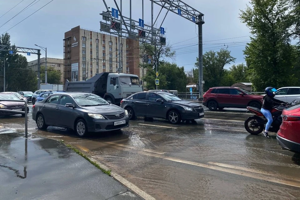 Дороги сильно затопило в нескольких местах города.