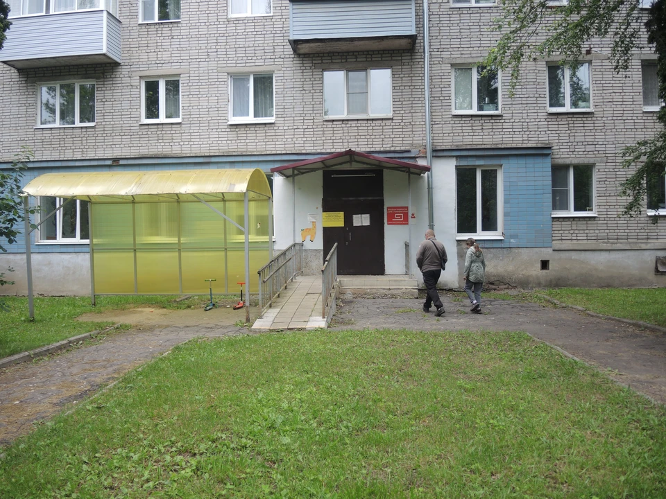 Центральный вход в филиал детской поликлиники.