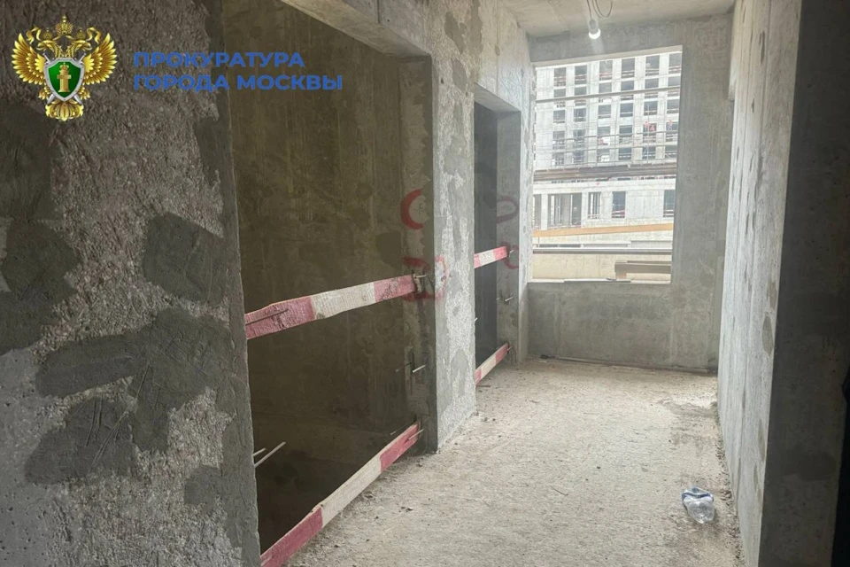 На стройке в Москве рабочий погиб, упав в лифтовую шахту