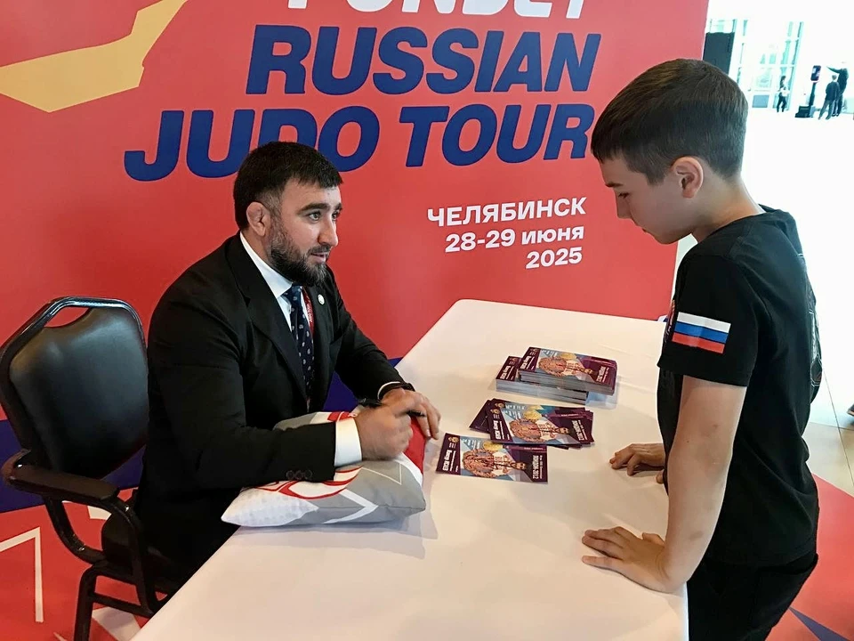Олимпийский чемпион-2012 по дзюдо Мансур Исаев раздал автографы на Russian Judo Tour в Челябинске. Фото: пресс-служба Министерства спорта Челябинской области.