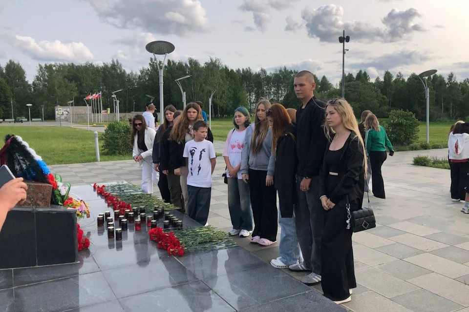 Ребята отдали дань памяти защитникам Отечества Фото: администрация Каховского округа
