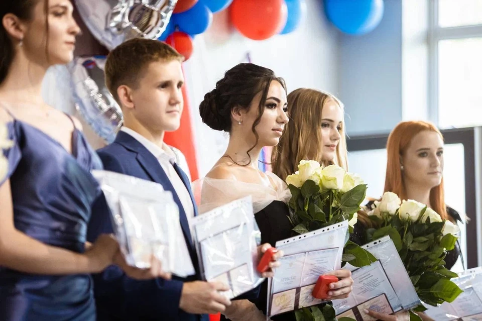 Выпускники получили аттестаты и медали. Фото - тг-канал Евгения Балицкого