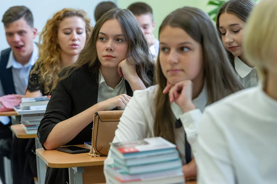 Школьники и студенты становятся мишенью аферистов в России.