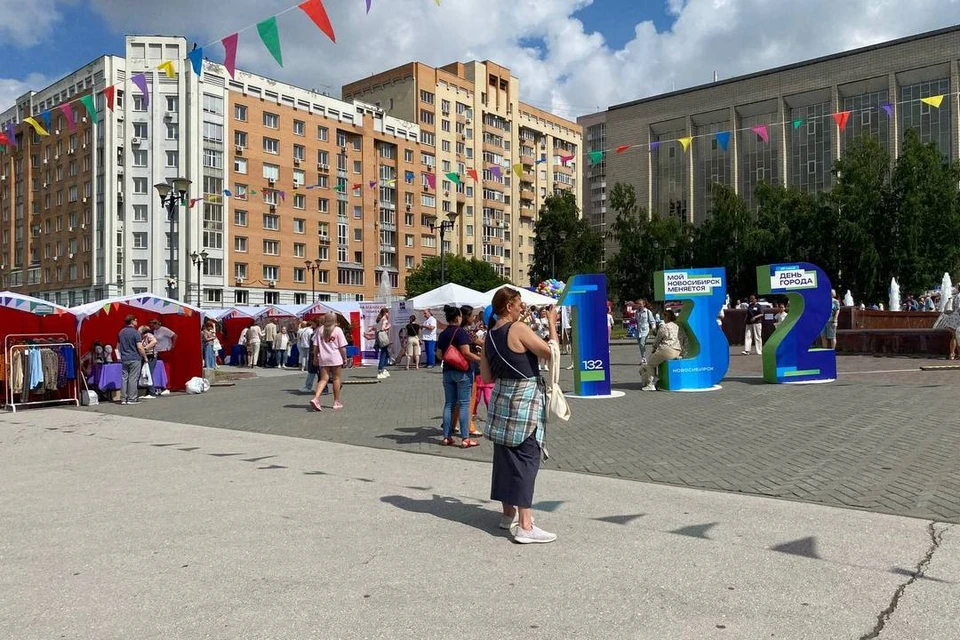 Праздничные мероприятия, посвященные Дню города, проходят на площади у ГПНТБ. Фото: Виктория Воронова