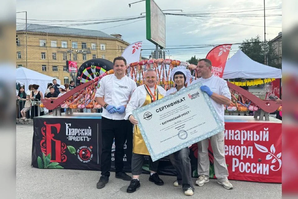 В Новосибирске построили Бугринский мост из колбасы
