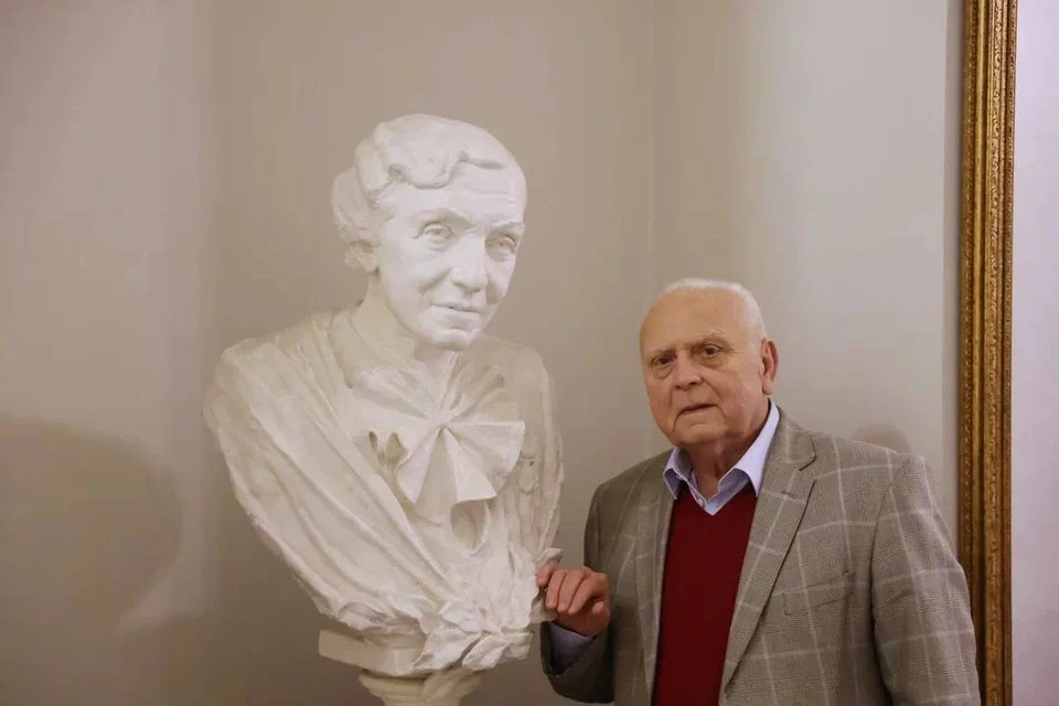 Валентин Елизарьев у бюста великой балерины и педагога Агриппины Вагановой, в честь которой названа знаменитая академия в Санкт-Петербурге. Фото: социальные сети Валентина Елизарьева