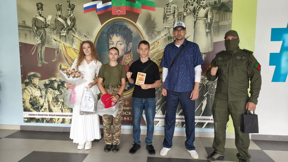 Президент школы №15 Мария Грицило (крайняя слева), корреспондент «Комсомолки» Денис Дорофеев (второй справа) с кадетами Росгвардии и их наставником