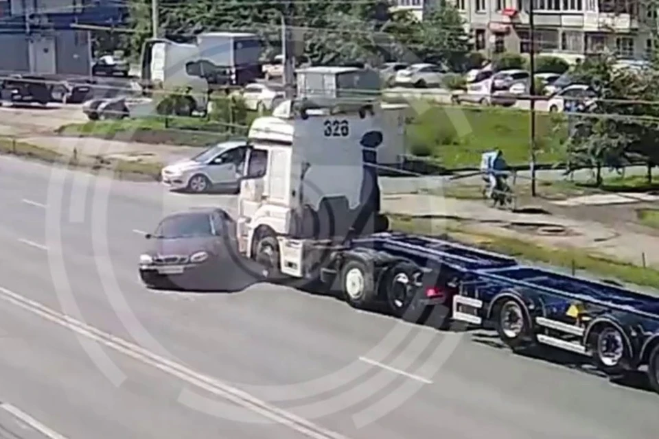 Авария попала в объектив нейросетевой системы слежения за движением. Фото: стоп-кадр с камер.