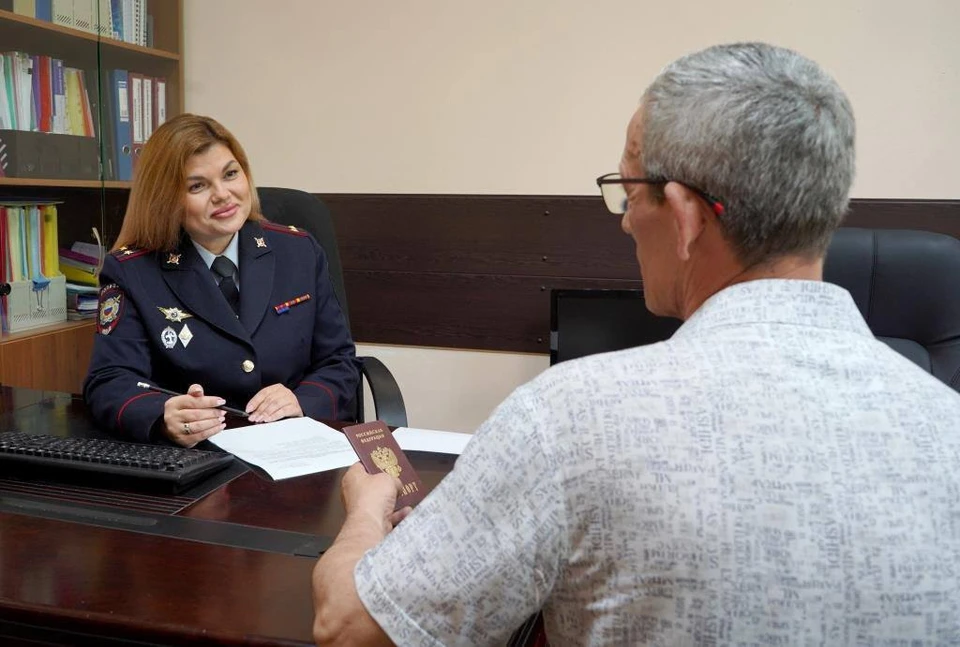 Хабаровчанка поблагодарила полицейских за помощь в получении гражданства братом Фото: МВД Хабаровского края