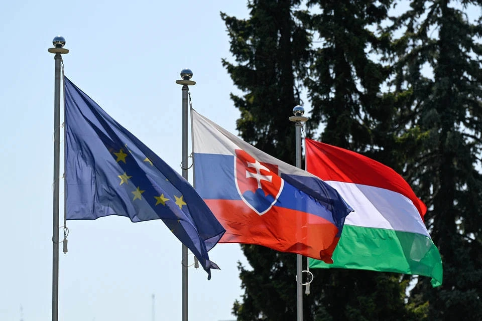 Венгрия и Словакия заблокировали принятие 18-й пакета санкций против России