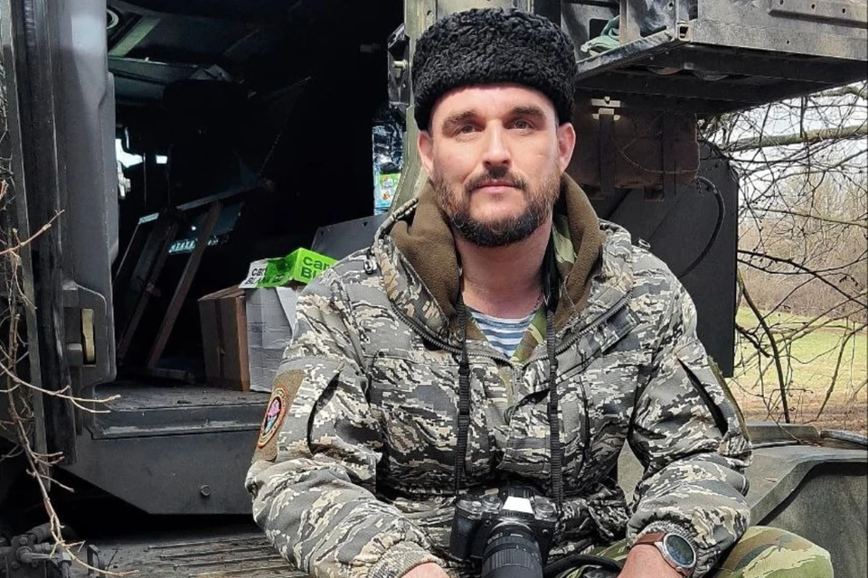 Артур Емельянов известен своим реалистичным стилем, умением запечатлеть драматизм и красоту военного быта. Фото: Союз журналистов
