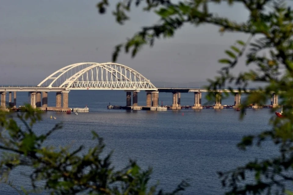 Перед Крымским мостом со стороны Кубани в пробке стоят больше тысячи машин Фото из архива КП