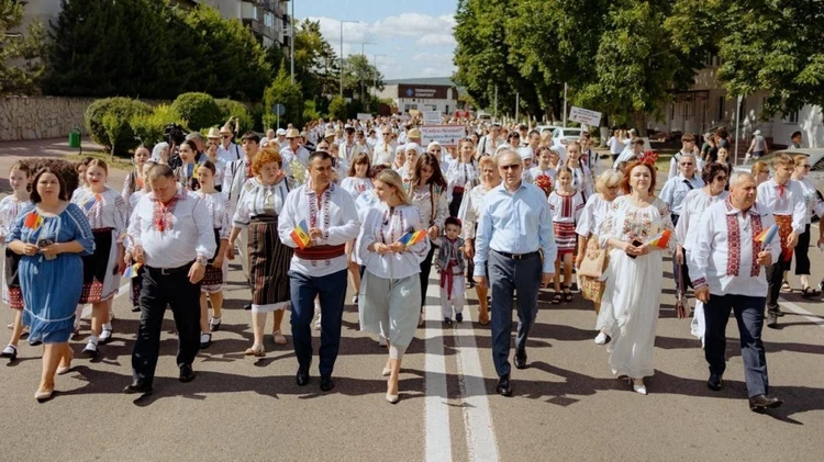 Парад национальных костюмов в центре Оргеева и большой концерт в OrheiLand: фольклорный праздник стал главным событием выходных в Молдове