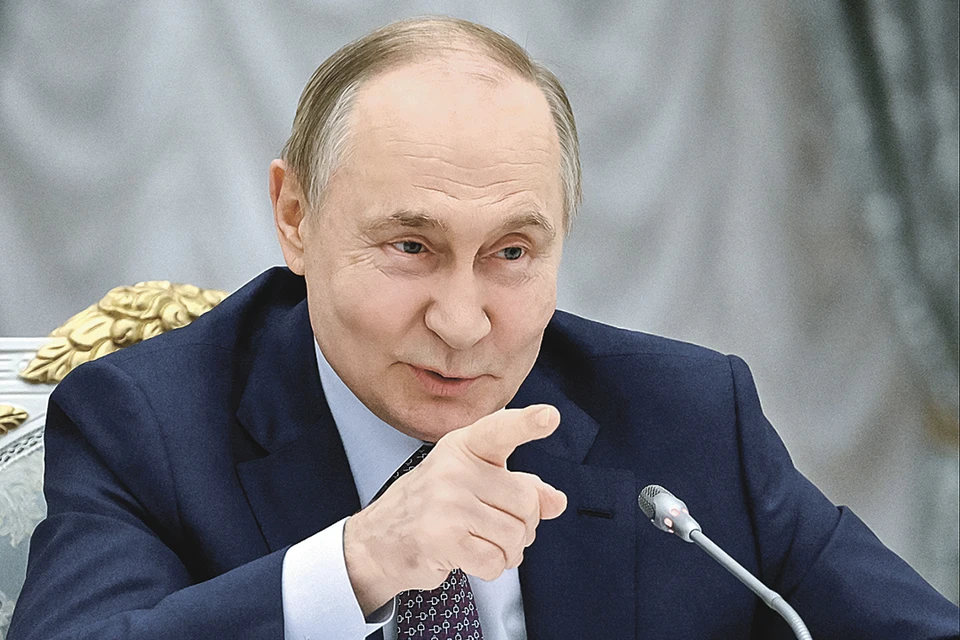 Путин с удовольствием побеседовал с детьми, для которых открываются новые школы и стадионы. Президент шутил, учил ребят правильно качать пресс. Но особенно удивился мальчику, который в семь лет выполнил третий юношеский разряд по шахматам. Фото: Кристина КОРМИЛИЦЫНА/РИА Новости