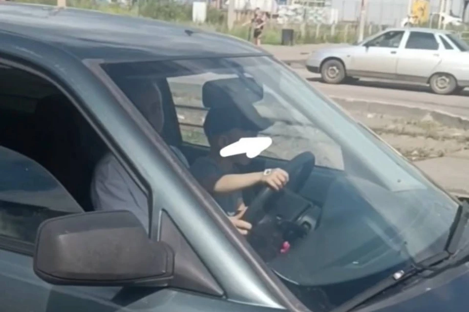 С женщиной также пообщались сотрудники ПДН. Фото: auto_mgn/Вк.