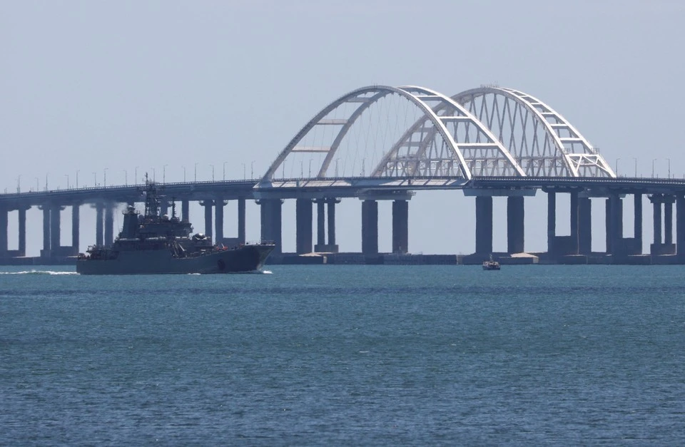 В очереди к Крымскому мосту скопилось более 800 машин