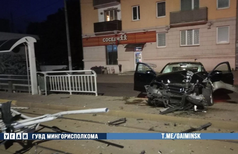 «Мерседес» въехал в остановку общественного транспорта в Минске. Фото: УГАИ ГУВД Мингорисполкома.