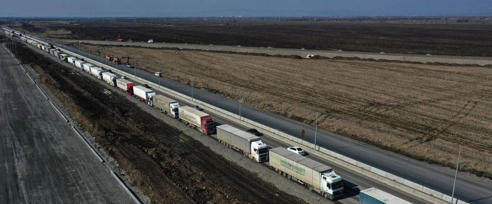 В пробках стоят легковые автомобили и грузовые транспортные средства
