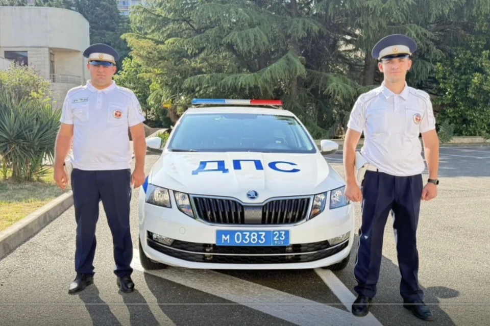 Айгаз Боджолян (справа) и Ефрем Боджолян (слева) помогли ребенку со сломанной ногой Фото: пресс-служба ГУ МВД РФ по Краснодарскому краю