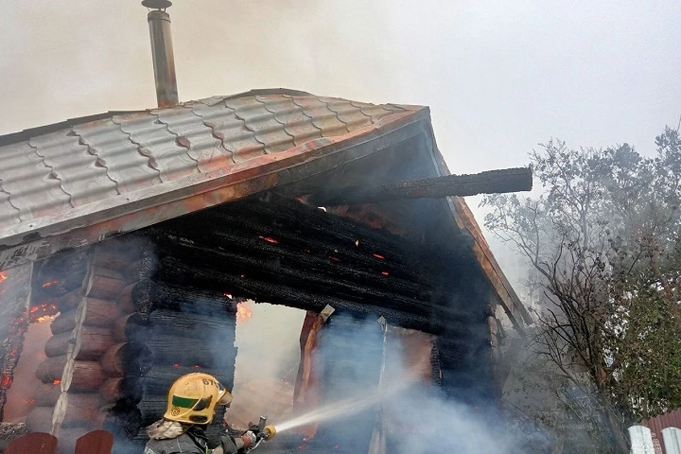 Огонь уничтожил дачный дом в СНТ под Рыбинском.