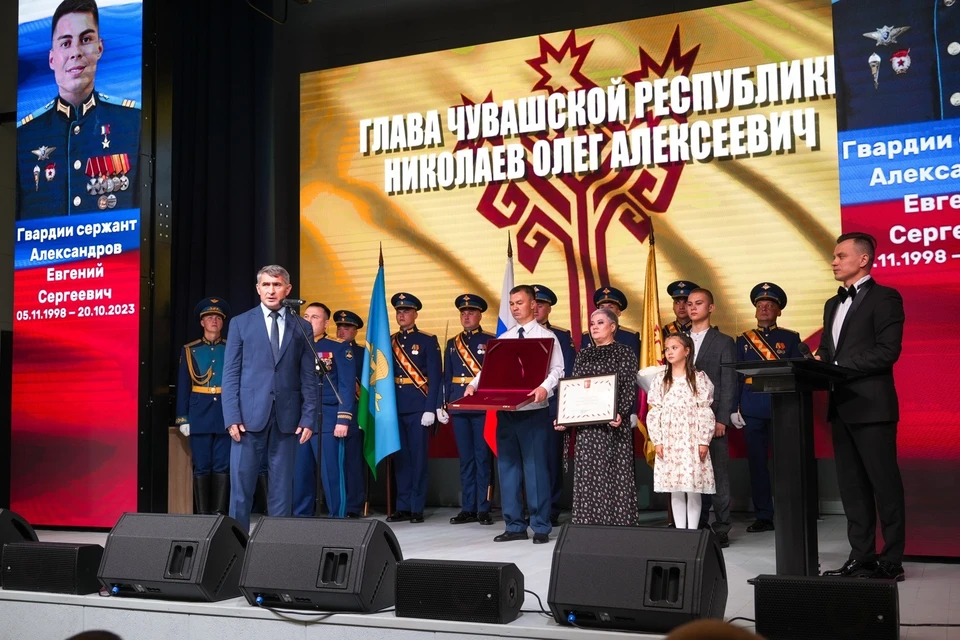 Глава Чувашии Олег Николаев передал медаль «Золотая Звезда» родителям гвардии сержанта Евгения Александрова, удостоенного звания Героя России посмертно. Фото: Пресс-служба Администрации Главы Чувашской Республики