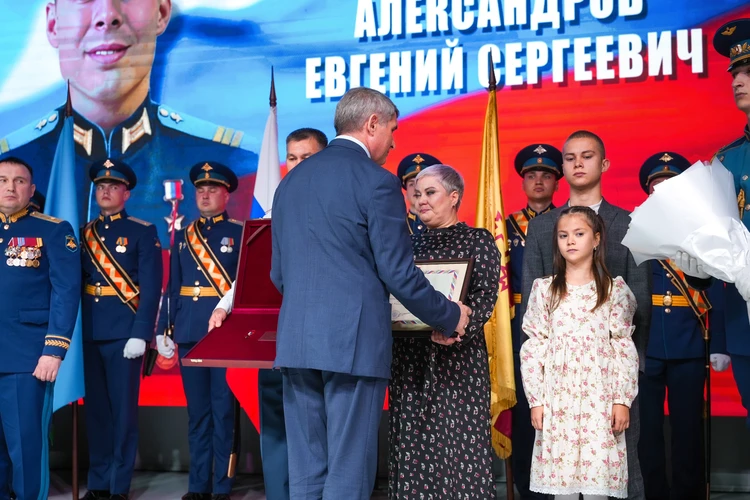 Медаль «Золотая звезда» передали матери Героя России Евгения Александрова