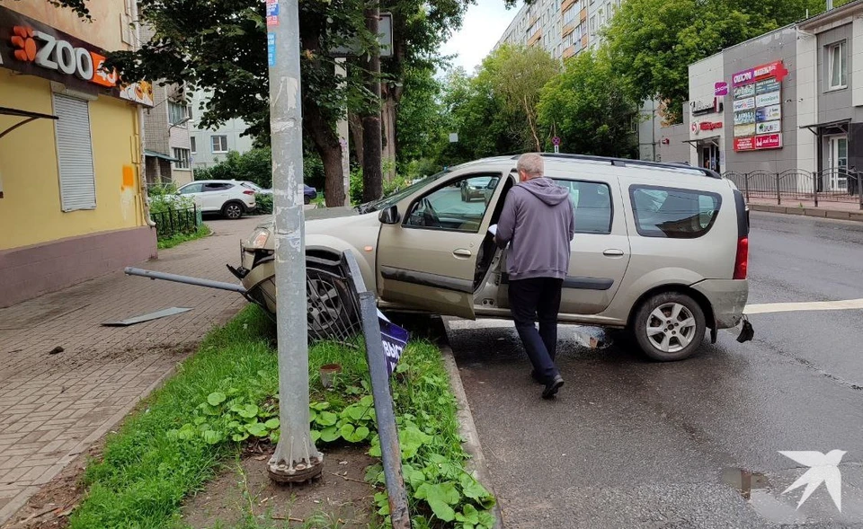 Авария на перекрёстке Плеханова и Суворова парализовала движение в Калуге.