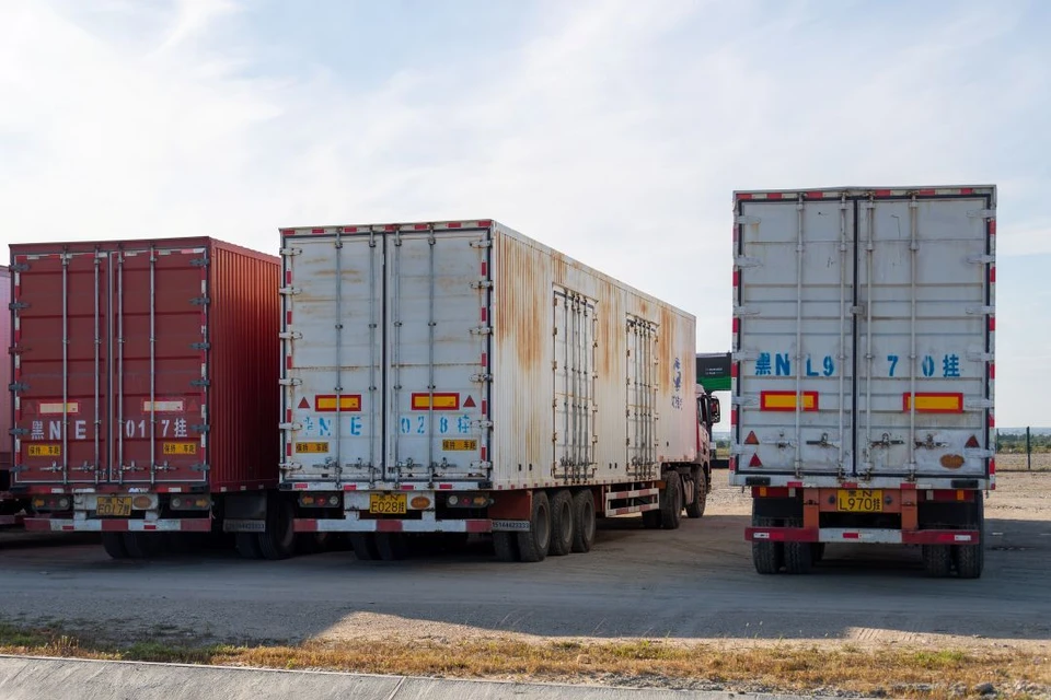 Фуры с продукцией скапливаются у таможенного поста, служба объяснила причины