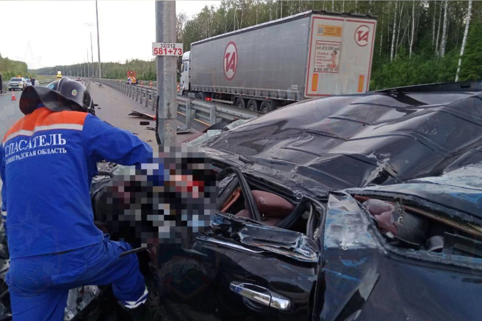 Спасателям пришлось «вырезать» водителя из практически уничтоженного Cadillac. Фото: t.me/acclenobl