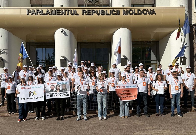 Активисты Республиканской Партии "Inima Moldovei" вышли на протест к Парламенту.