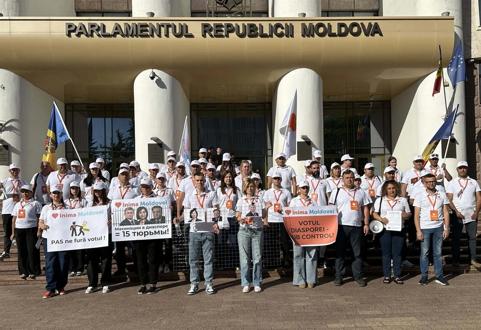 Активисты Республиканской Партии "Inima Moldovei" вышли на протест к Парламенту.