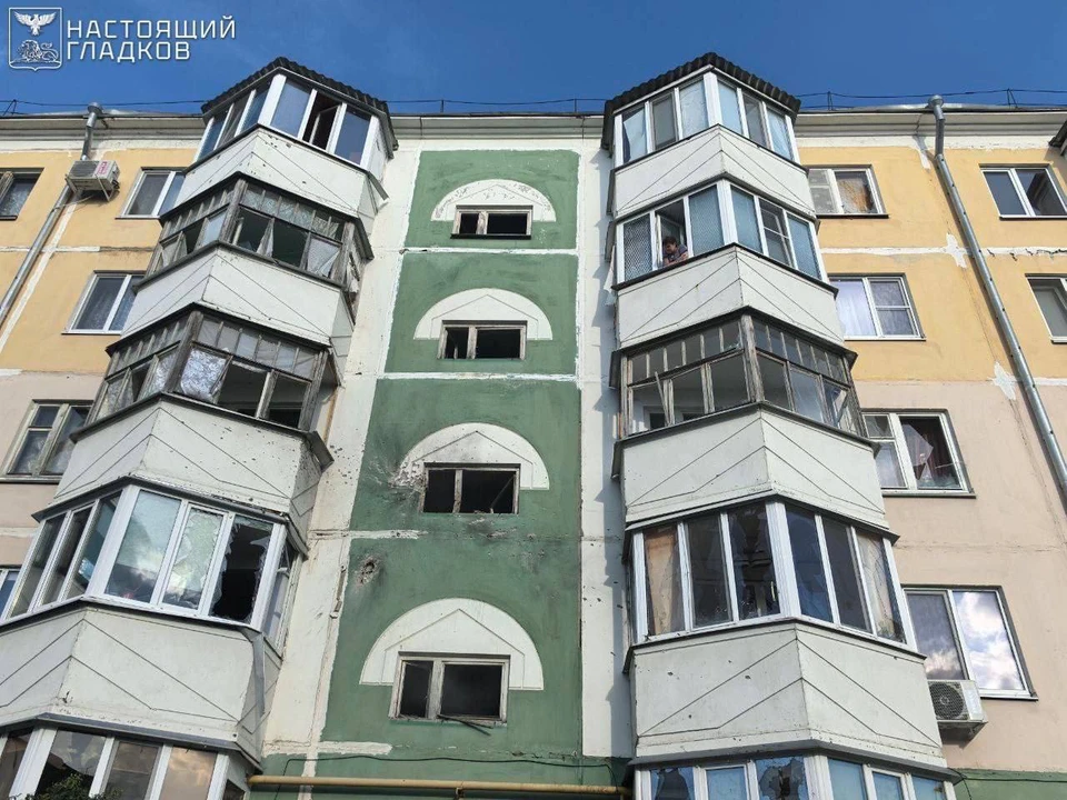 В шести квартирах дома выбиты окна.