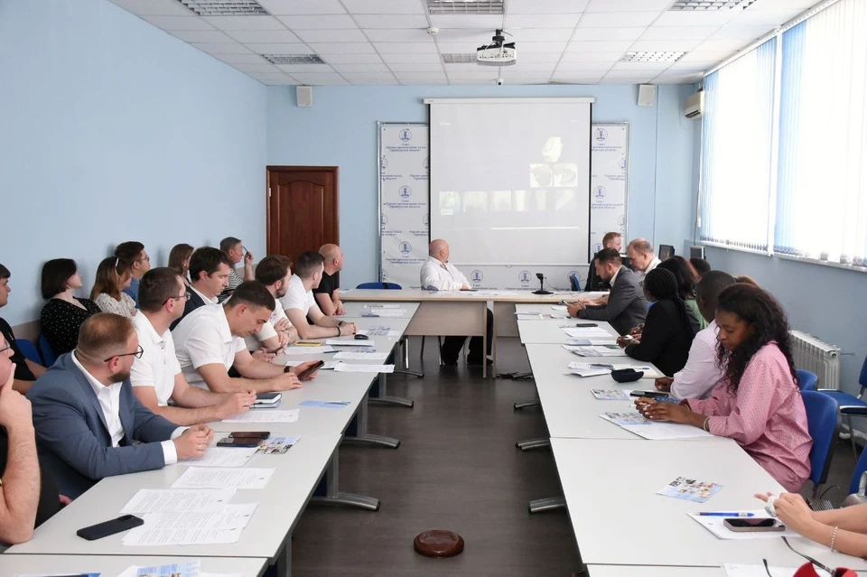 Присутствующие заслушали выступления и посмотрели презентации ведущих медицинских учреждений города и региона