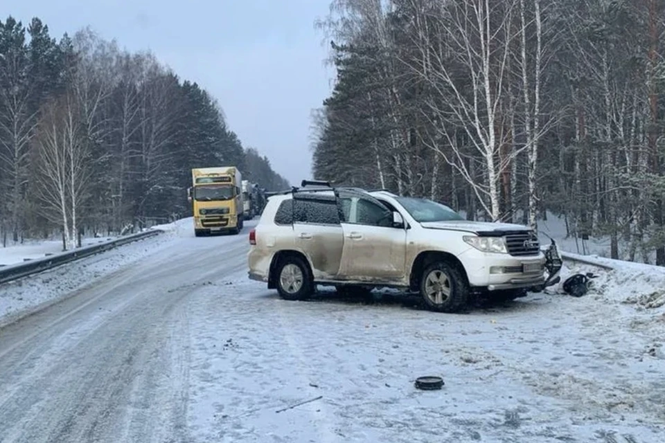 Водитель внедорожника погиб на месте. Фото: ГАИ по Новосибирской области